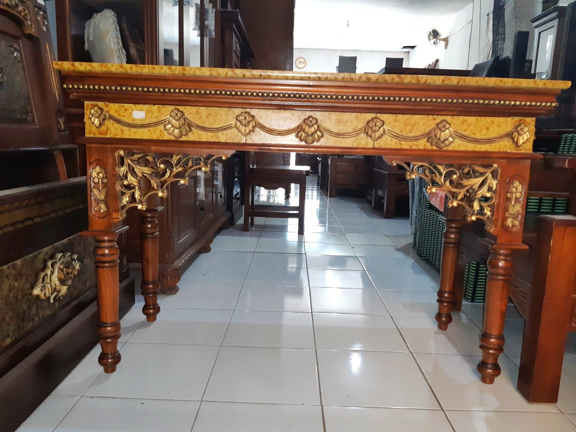 Meja Rias Konsul