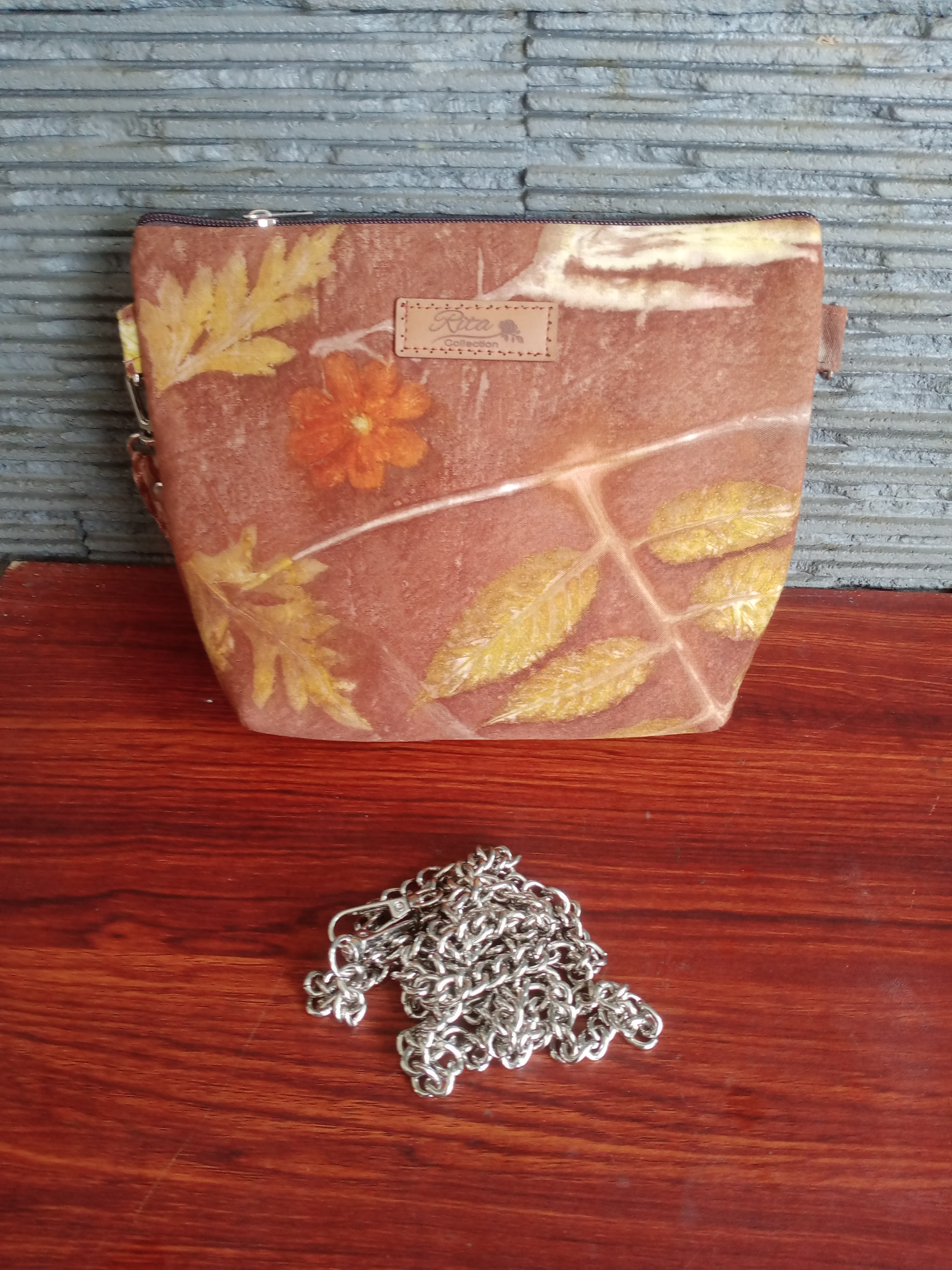 Pouch atau Sling bag