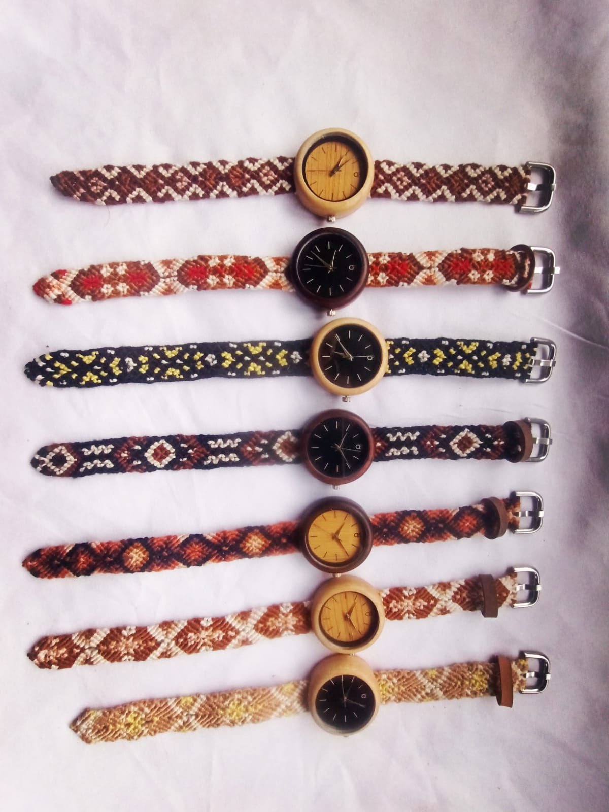 Jam tangan kayu dengan strap micro macrame