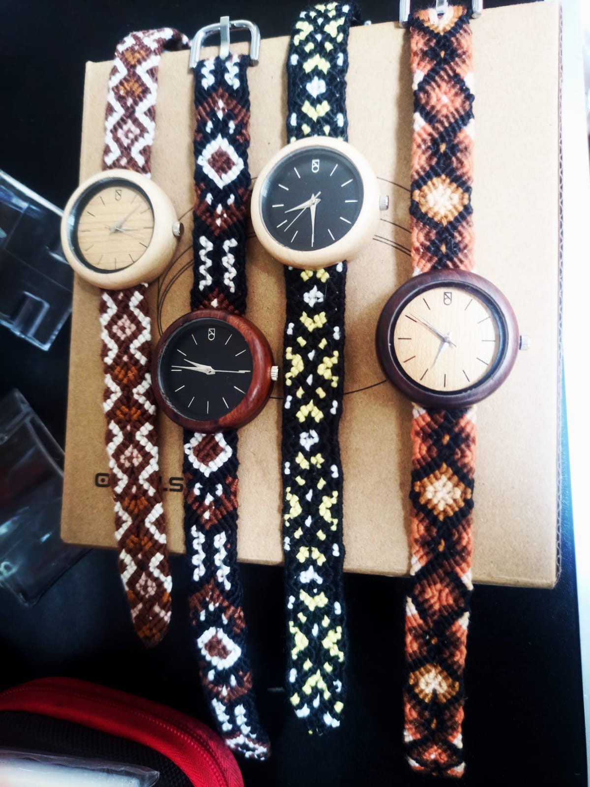 Jam tangan kayu dengan strap micro macrame