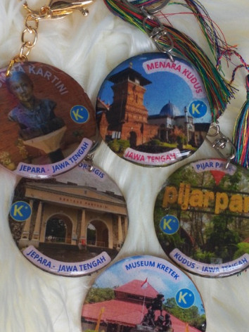 Gantungan kunci akrilik