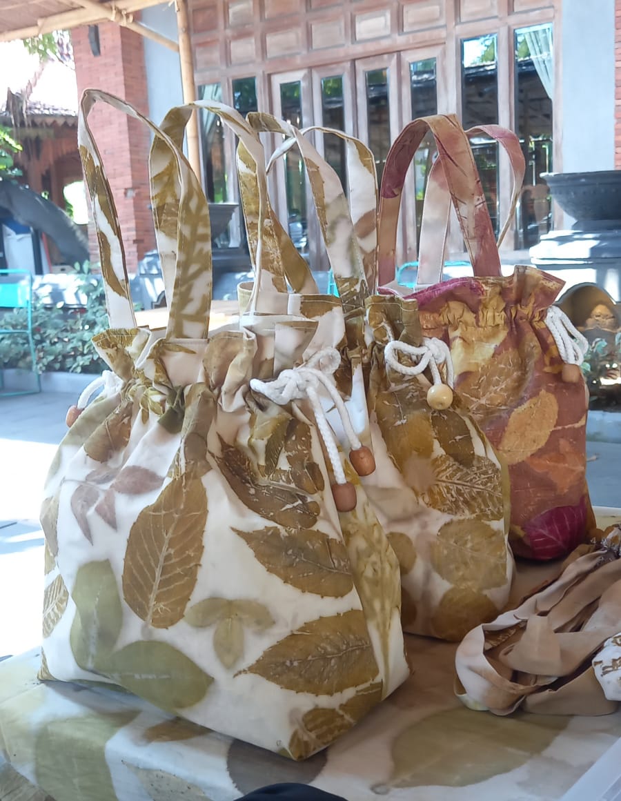 Kain ecoprint, baju, tas