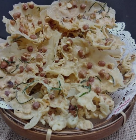 Kripik dan rempeyek kacang