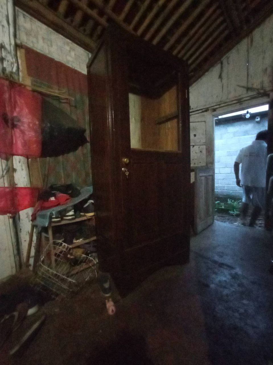 LEMARI RUANG TAMU
