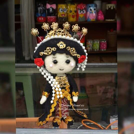 Boneka Pengantin adat Jawa