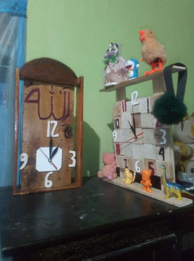 Jam dinding kayu unik minimalis
