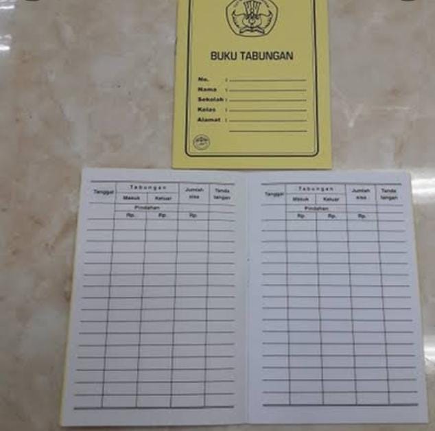 Buku tulis. Pengaris. Buku tabungan. Pensil Warna