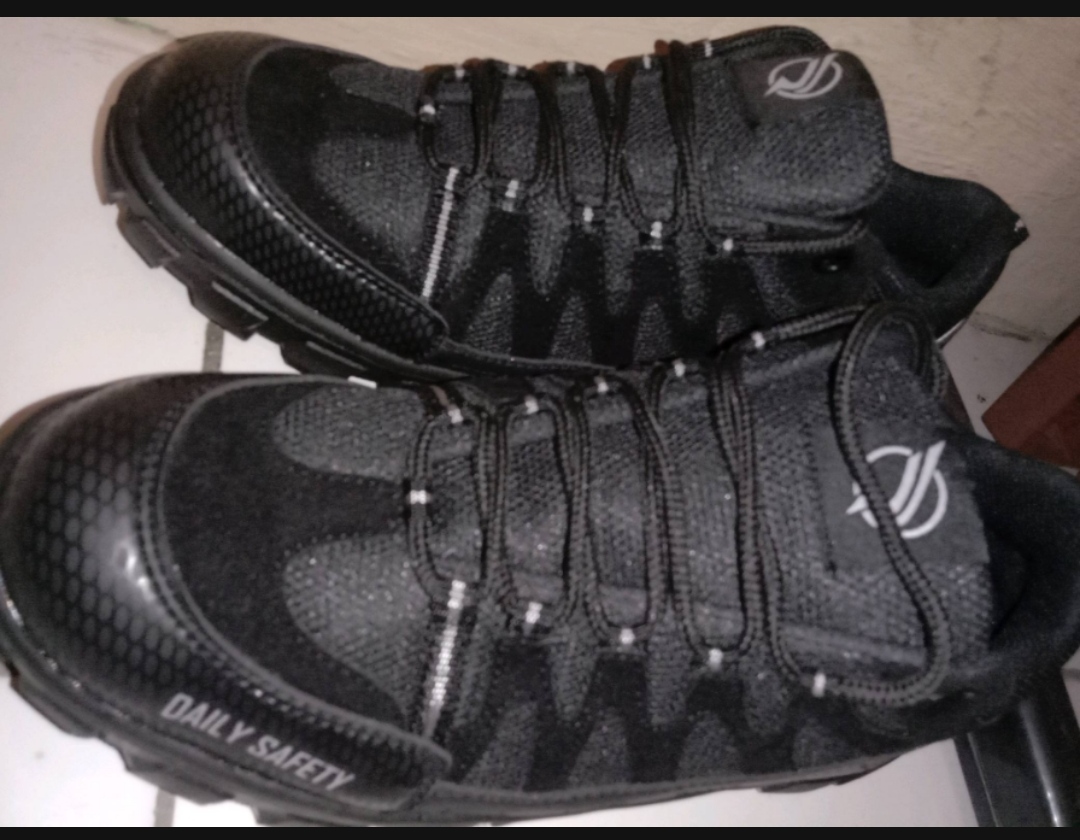 Sepatu safety sneaker 