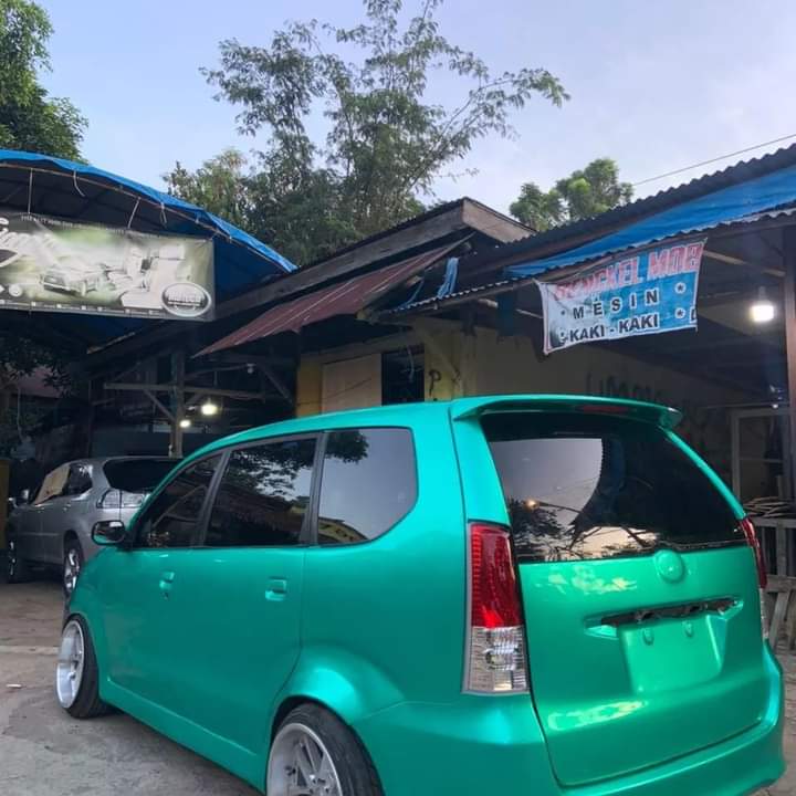 Sticker mobil dan motor (pemulusan bodi kendaraan)