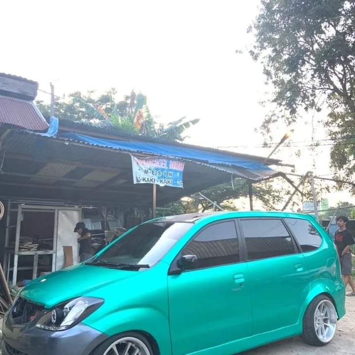 Sticker mobil dan motor (pemulusan bodi kendaraan)
